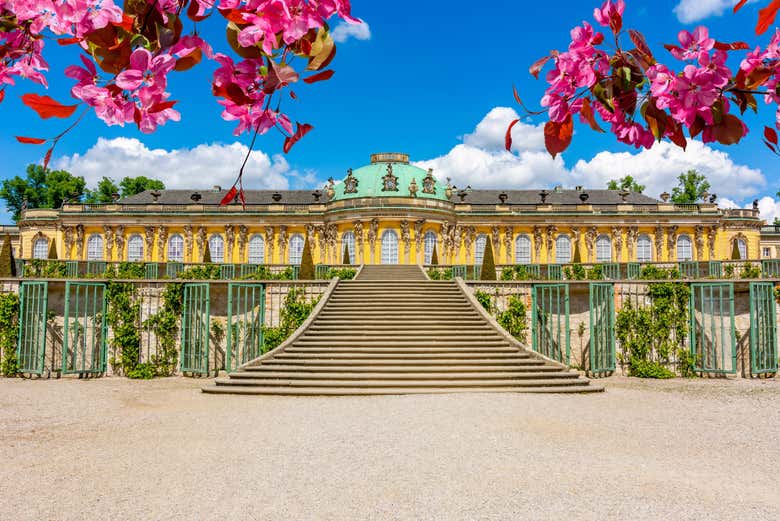 O Palácio de Sanssouci chama à atenção por sua cor dourada