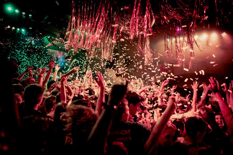 Confeti cayendo del techo de la discoteca