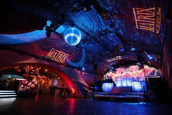 Fiesta en la discoteca Matrix