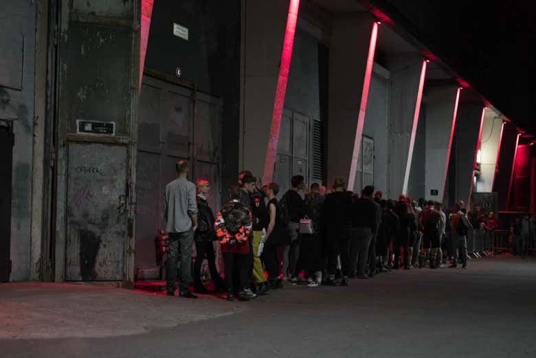 Cola para uno de los bares de techno de Berlín