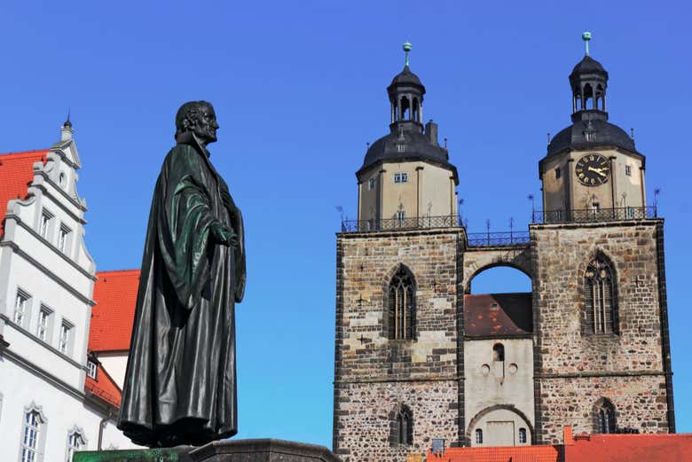 A estátua de Martinho Lutero em frente à Igreja de Santa Maria