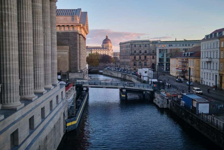 El Museo de Pérgamo se ubica a orillas del río Spree