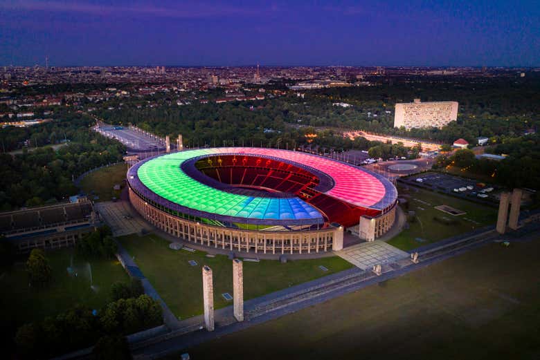Estádio Olímpico de Berlim iluminado à noite
