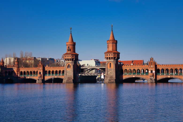 Puente berlinés Oberbaumbrücke sobre el río Spree