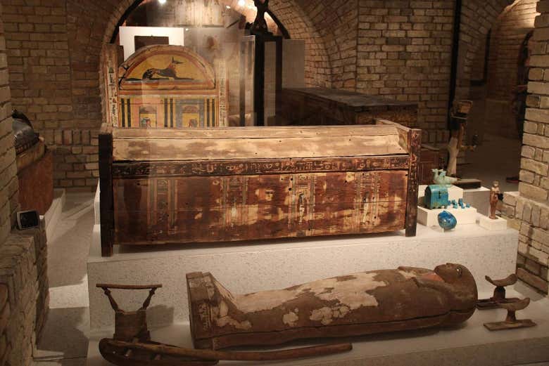 Sarcófagos egípcios expostos no Neues Museum