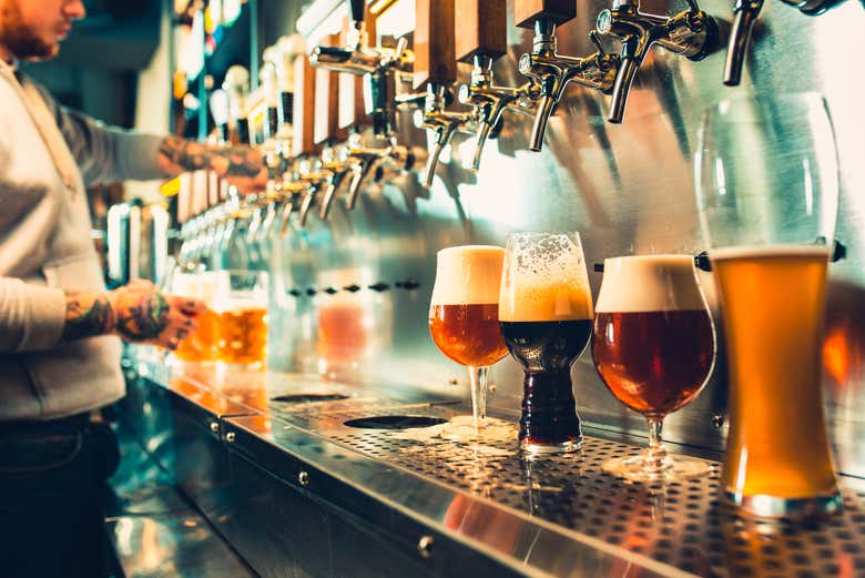 Uno spillatore con diversi tipi di birra