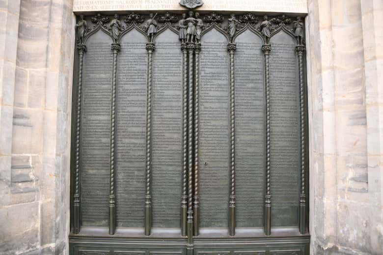 As 95 teses de Lutero na porta da igreja