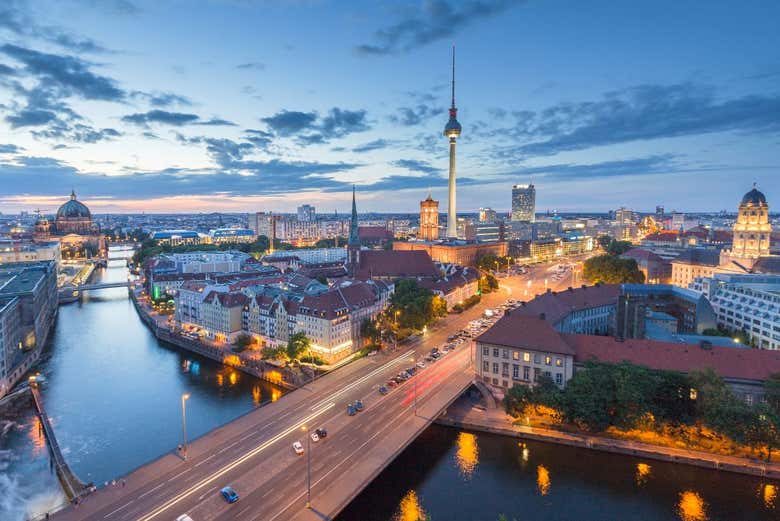 La Tour de Tévision et la Sprée (le fleuve de Berlin)