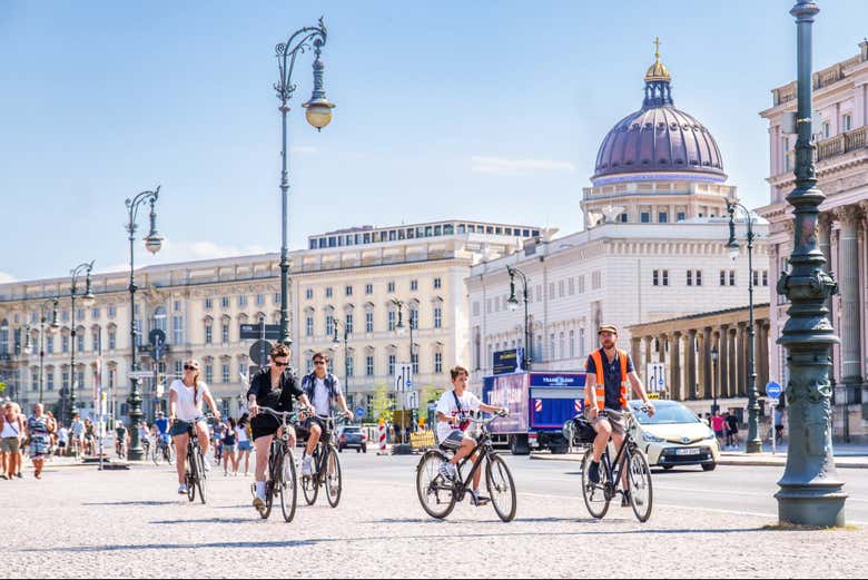 Bike past the Humboldt Forum