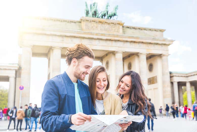Turistas frente a la Puerta de Brandeburgo de Berlín