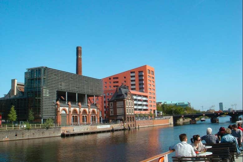 Durante el paseo en el barco turístico
