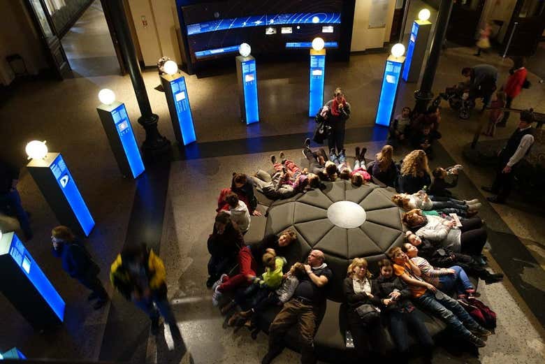 Visitando la sala dedicada al espacio
