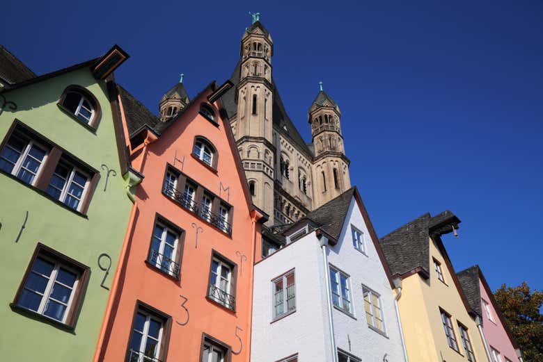 Coloridos edificios en el casco histórico de Colonia