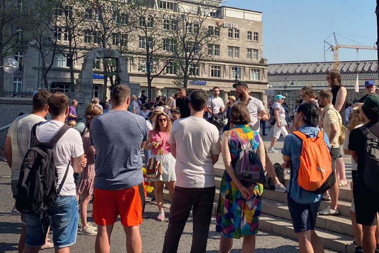 Escuchando las explicaciones del guía