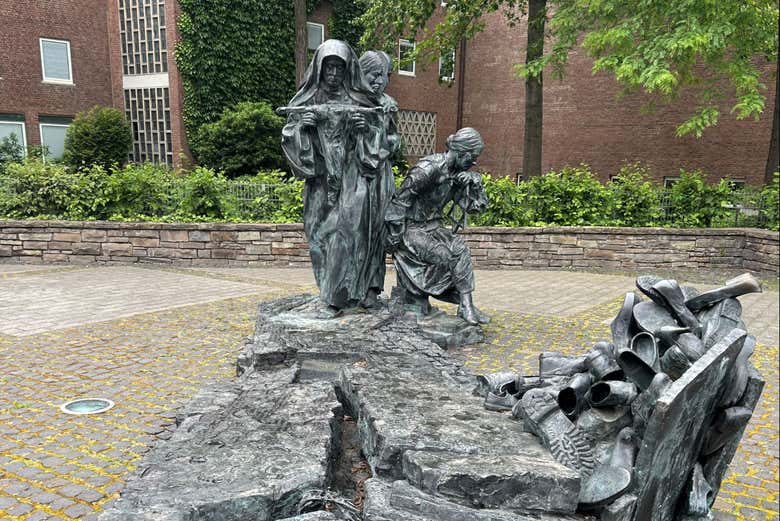 Visit memorials to the victims of the war