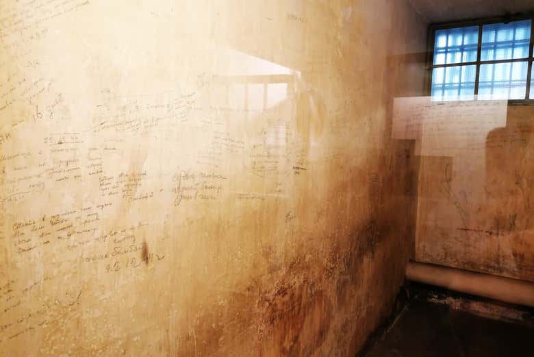 Una delle prigioni con i graffiti lasciati dai prigionieri
