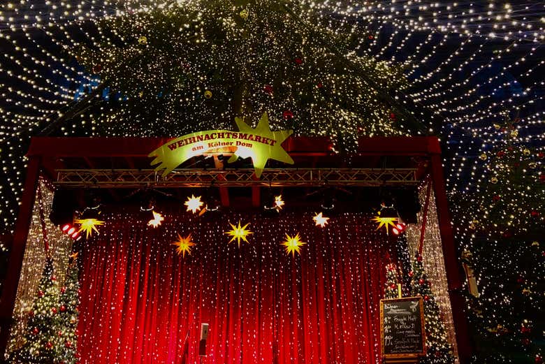 O Mercado da Catedral iluminado ao anoitecer