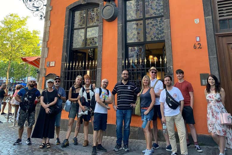 Frente a una de las cervecerías del recorrido