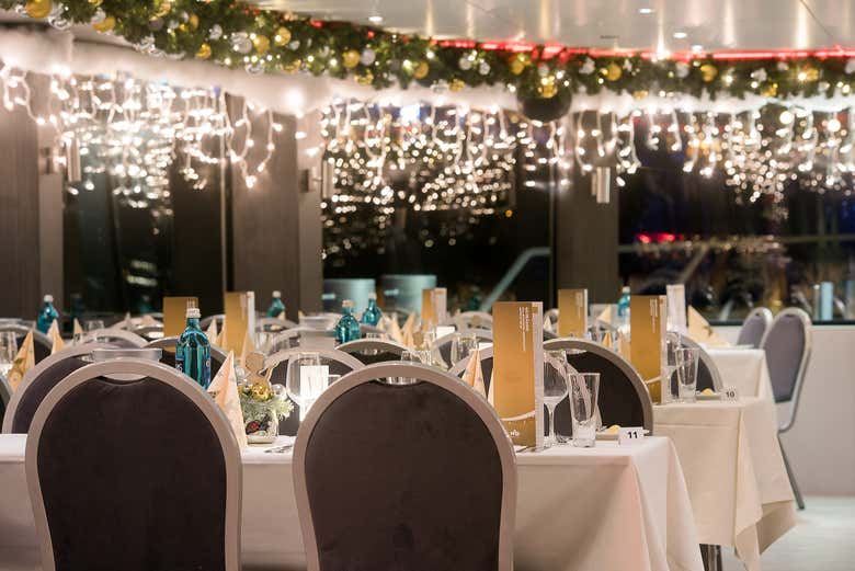 Decoración navideña del interior del barco