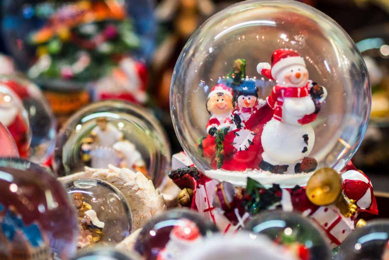 Bolas decorativas en el mercado de Navidad