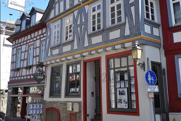 Los pintorescas casas de la plaza Köning Adolf 