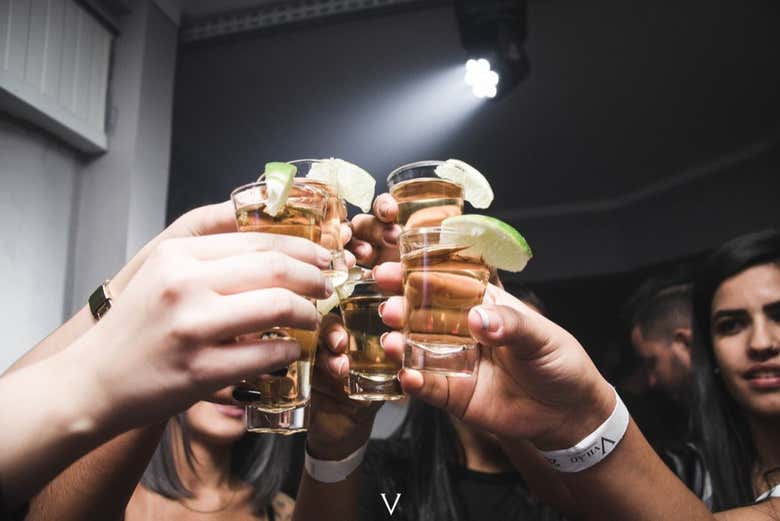 Degli shot di tequila per iniziare la serata