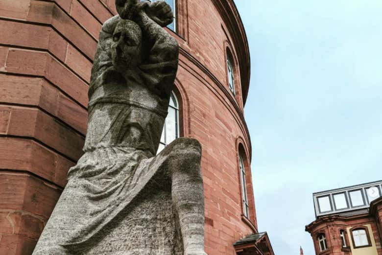 Monumento a las victimas del genocidio alemán. Es un esclavo de 