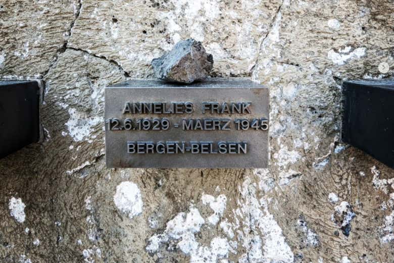 Placa de Ana Frank en el antiguo cementerio judio de Frankfurt