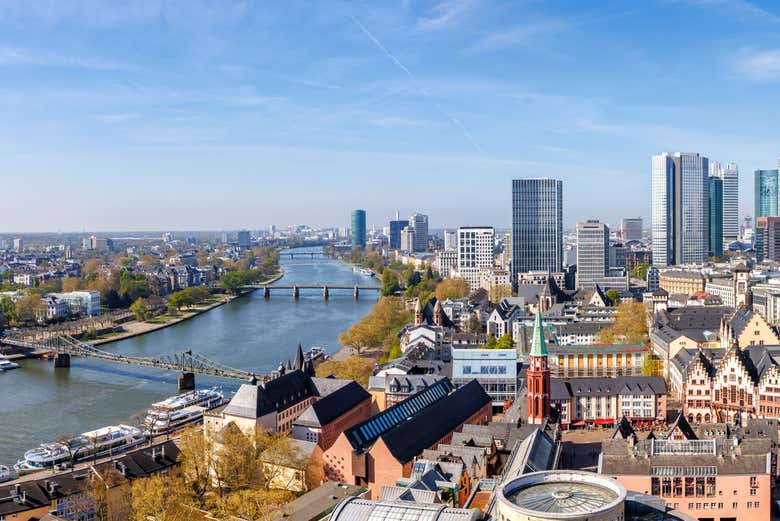 Vista aérea del río Meno y Frankfurt