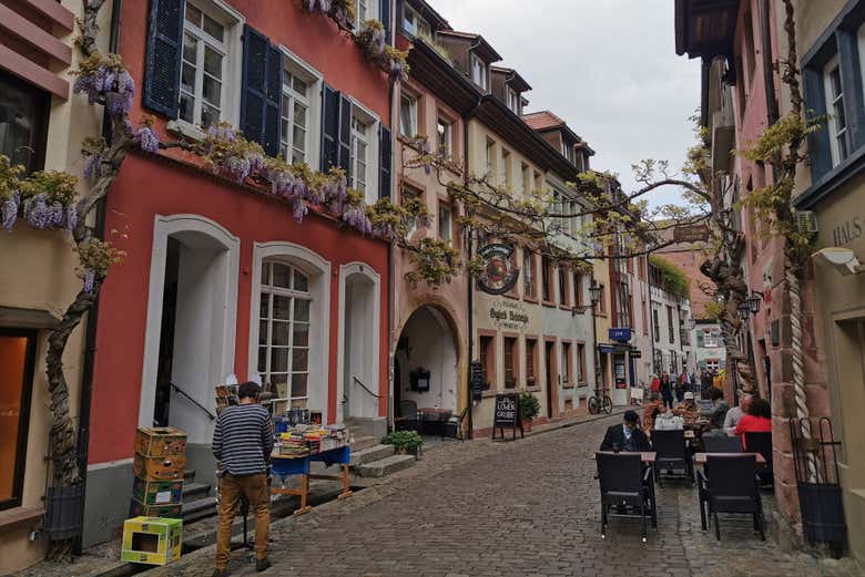 Rua do centro histórico de Friburgo