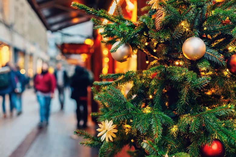 Los detalles de los árboles navideños en el mercadillo