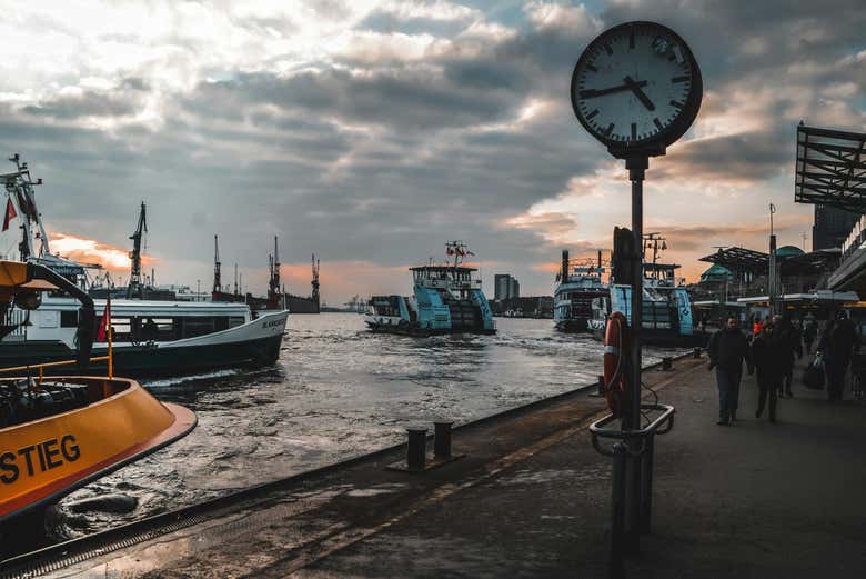 Stroll around the harbour