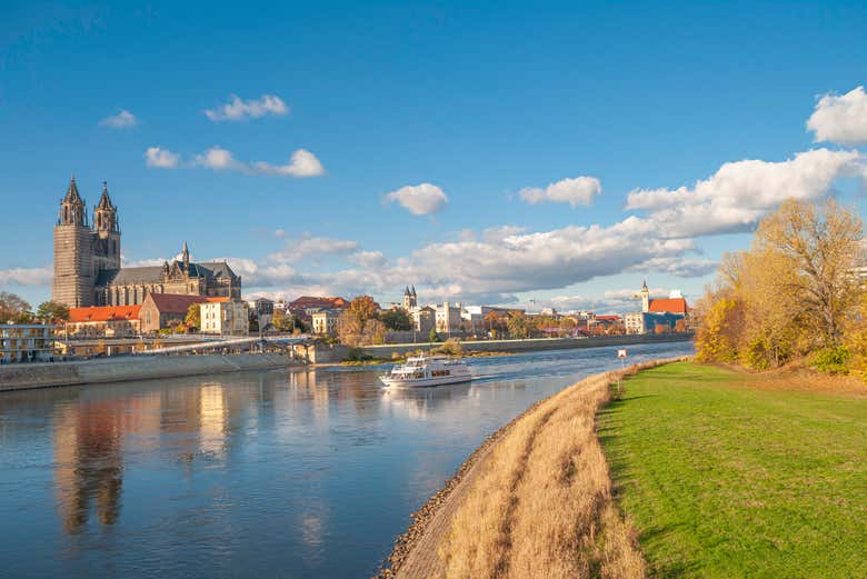 Río Elba con la ciudad de Magdeburgo al fondo