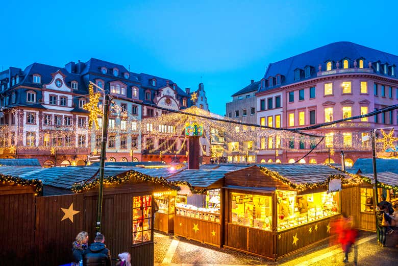 Luzes que iluminam o mercado de Natal de Mainz