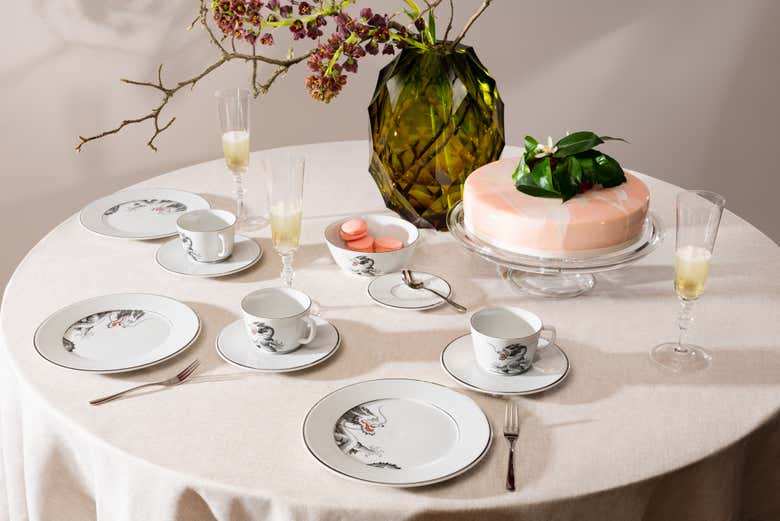 Un atavolo con porcellane di Meissen