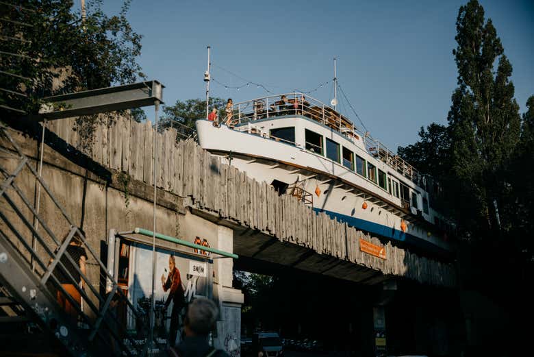 Visit Alte Utting, a ship installed on a railway bridge