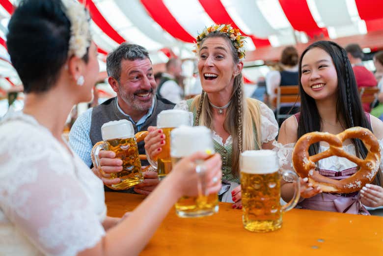 Disfrutando de las cervezas del Oktoberfest de Múnich