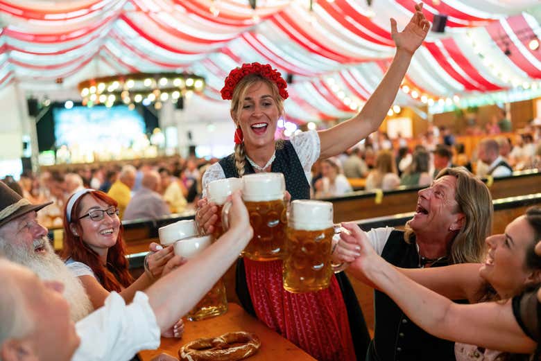 Brindando durante el Oktoberfest
