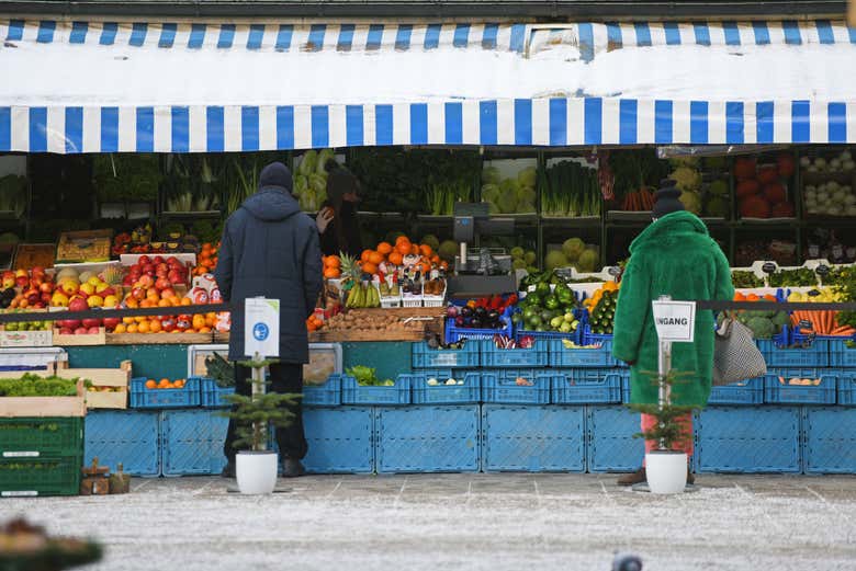 Browsing the stalls at the Viktualienmarkt