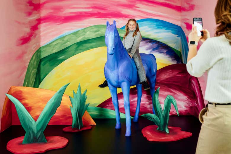 Posando para una foto con un caballo azul