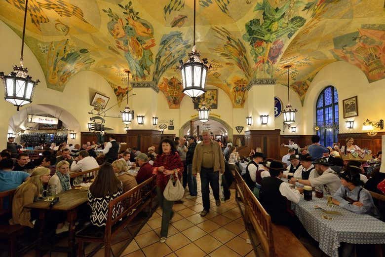 L'interno della Hofbräuhaus