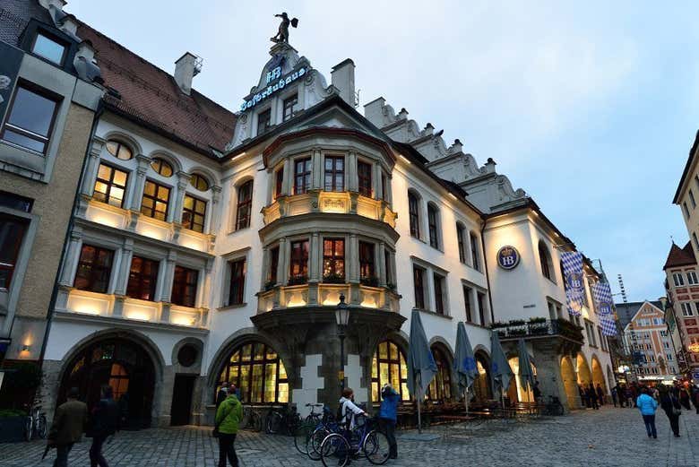 Na famosa taberna Hofbrauhaus