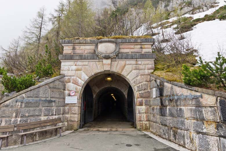 Entrata dell'ascensore del Nido dell'Aquila