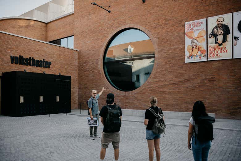Descubriendo el innovador Münchner Volkstheater junto al guía