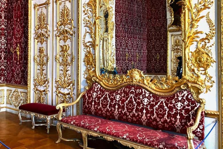 Mobili finemente decorati