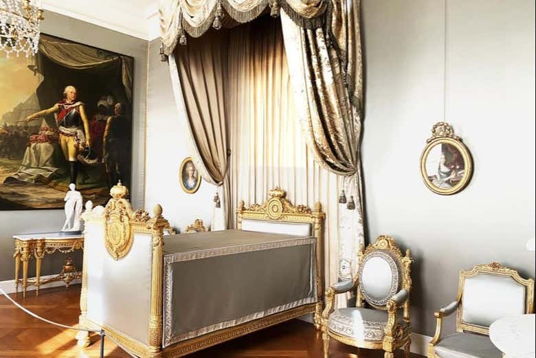 Explore the many rooms in the palace