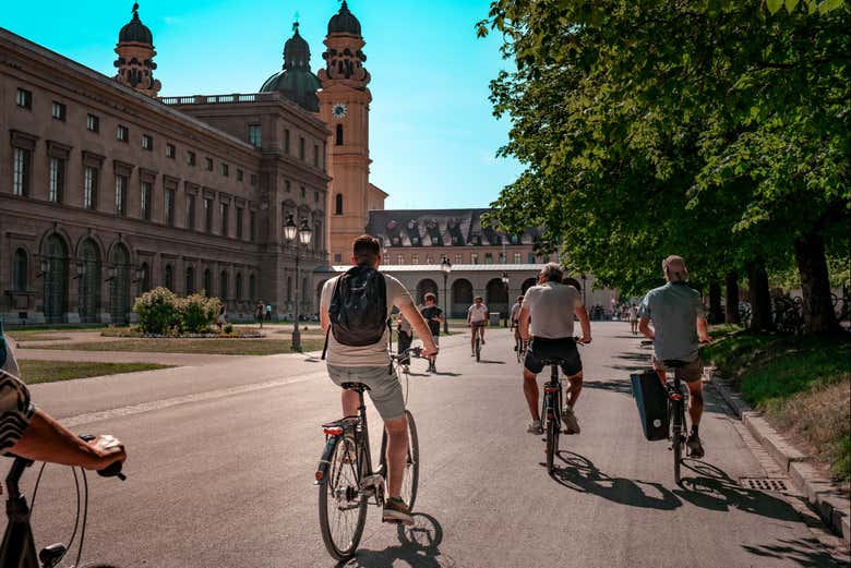 À vélo dans le centre de la capitale bavaroise