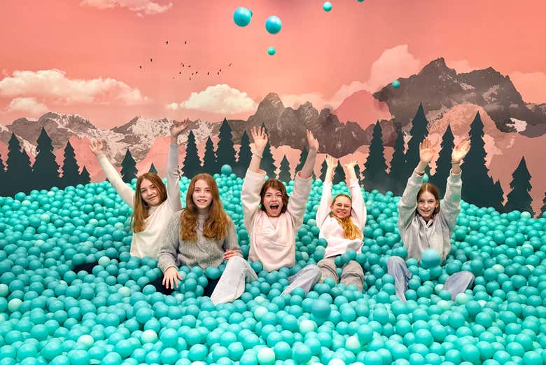 Pura diversión en la piscina de bolas 