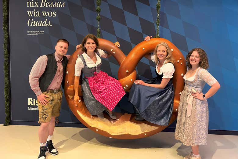 Con un pretzel gigante