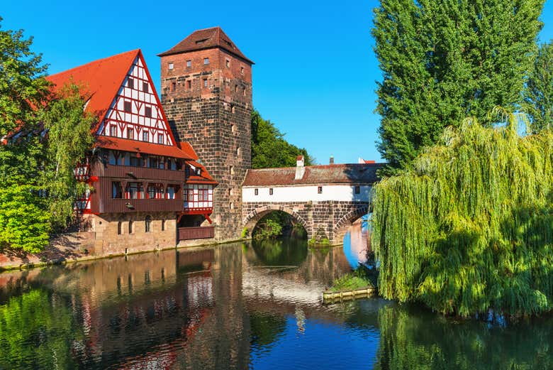 Pintorescos edificios de Núremberg, junto al río Pegnitz